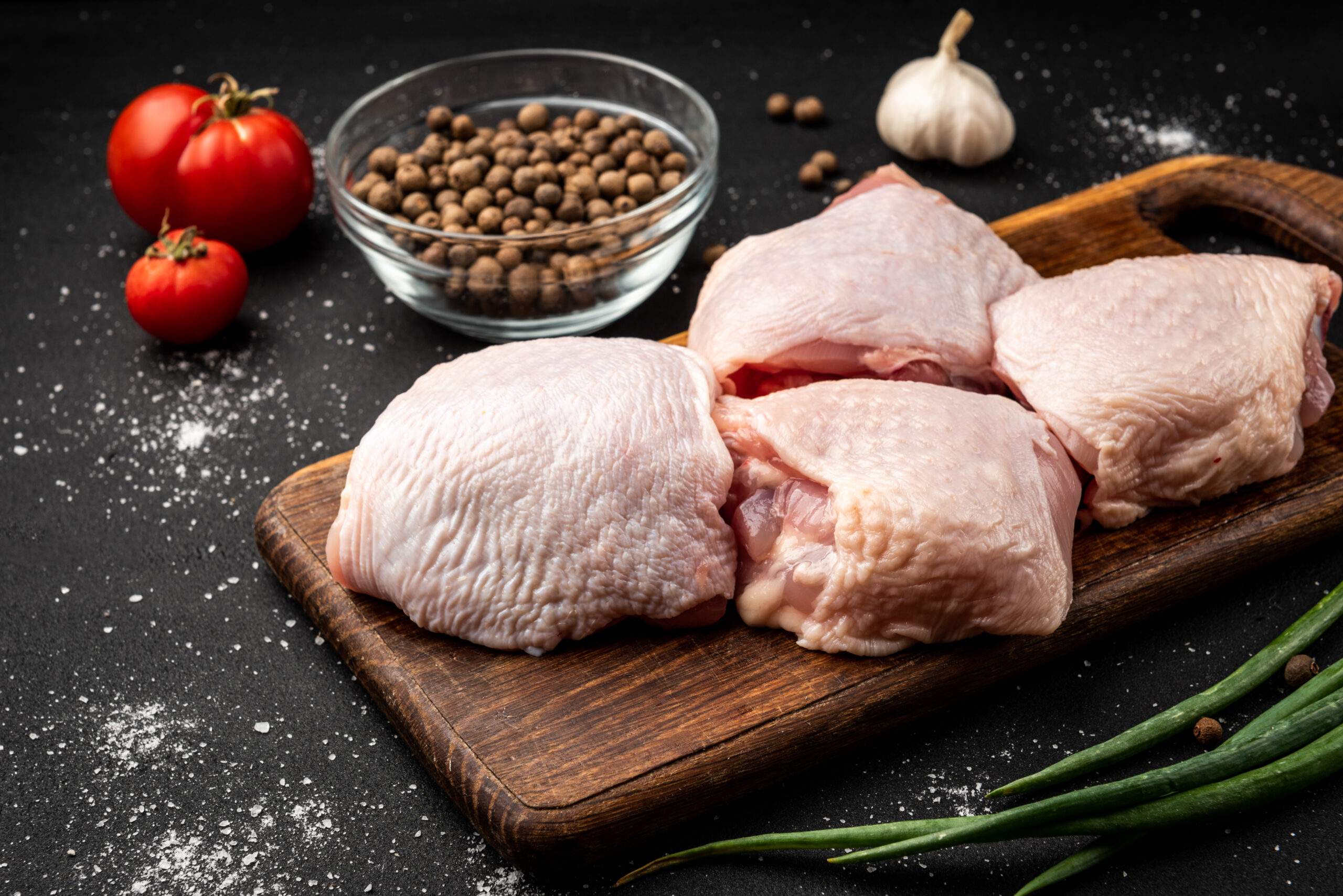 Raw,Chicken,Thigh,On,Black,Background. ΚΟΤΟΠΟΥΛΟ ΟΛΟΚΛΗΡΟ Α/Ο Μ/ΔΕΡΜΑ - Image 1