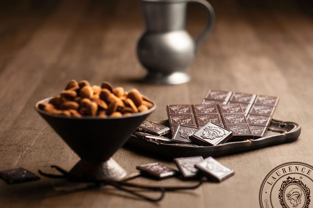 Dark-chocolate-with-almonds-1 ΣΟΚΟΛΑΤΑ ΚΟΥΒΕΡΤΟΥΡΑ ΑΜΥΓΔΑΛΟΥ LAURENCE 80gr - Image 1